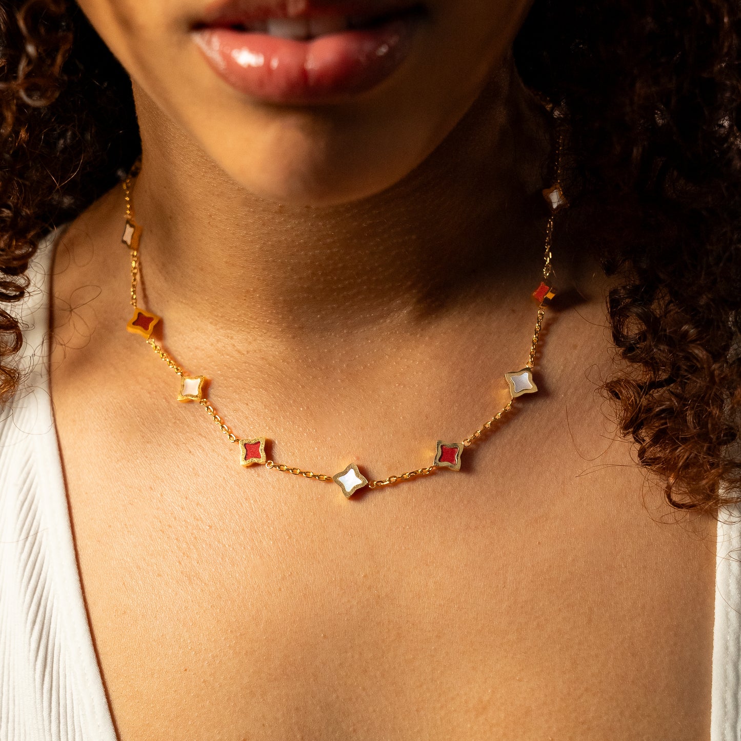 Chaîne Flower câble Dorée - Motif Blanc & Rouge