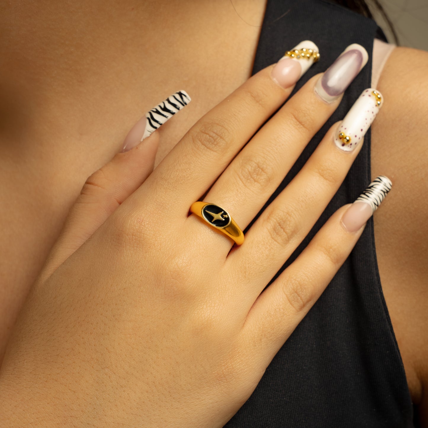 Signature Oval signet ring gold