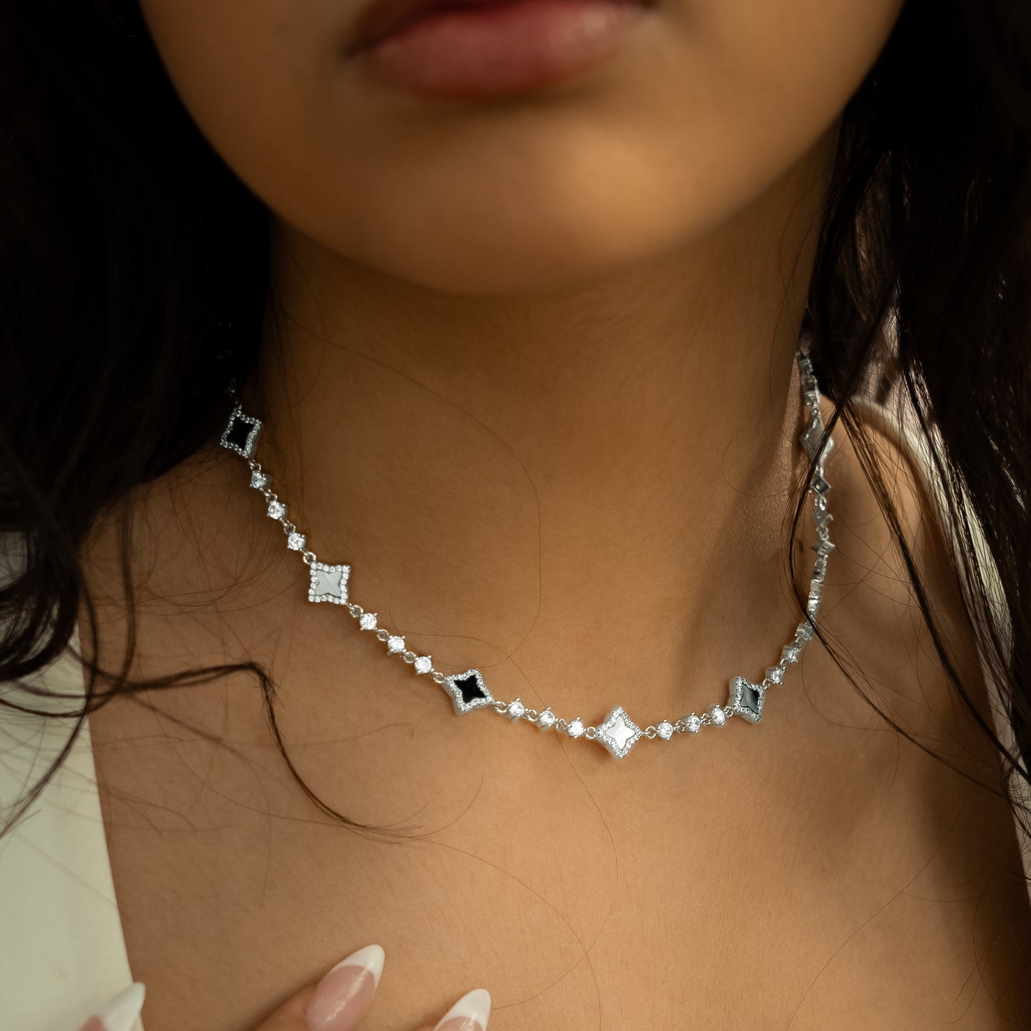 Chaîne Flower Tennis Argentée - Motif Blanc & Noir