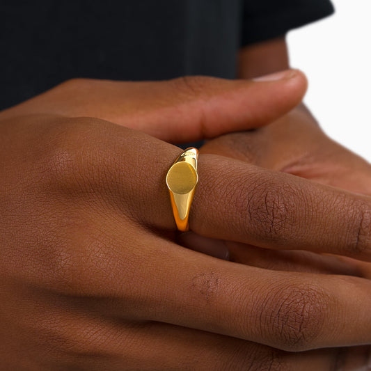 Round golden ring signet